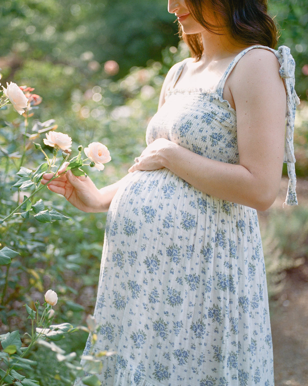expecting mother in garden wearing maternity photo shoot clothing by fauna & film
